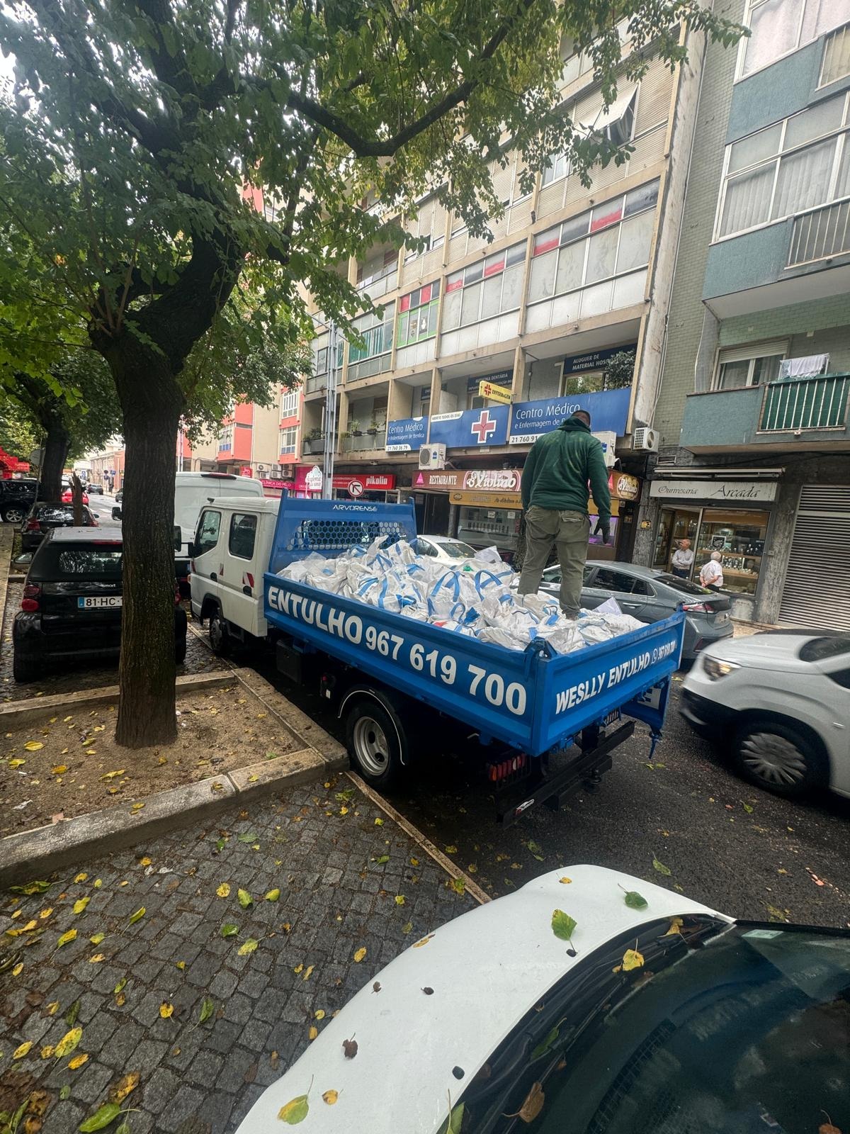 Remoção de resíduos de construção e limpeza de obra